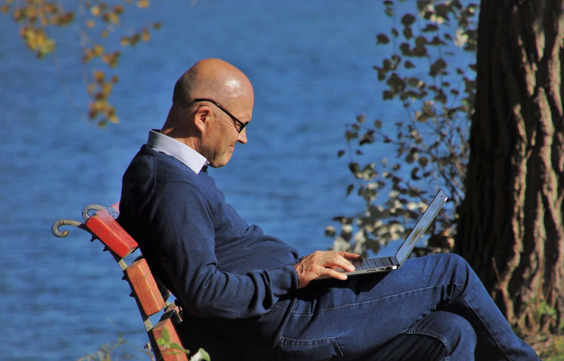 man_on_laptop_in_nature_video_consultation_therapy_psychologist